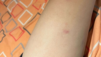 Une couleur gris bleue cuisse jeune